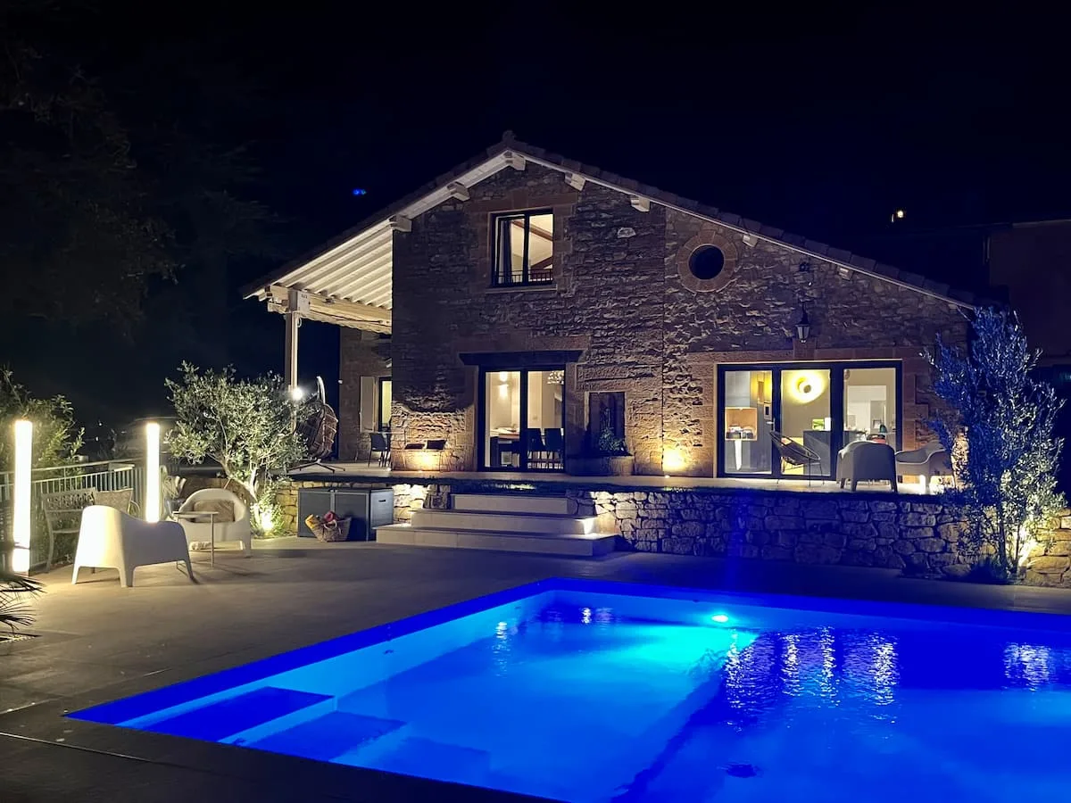 La demeure de nuit — vue extérieure